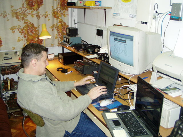 SP6KCN_radio_room__SP6AXW_podczas_pracy.jpg